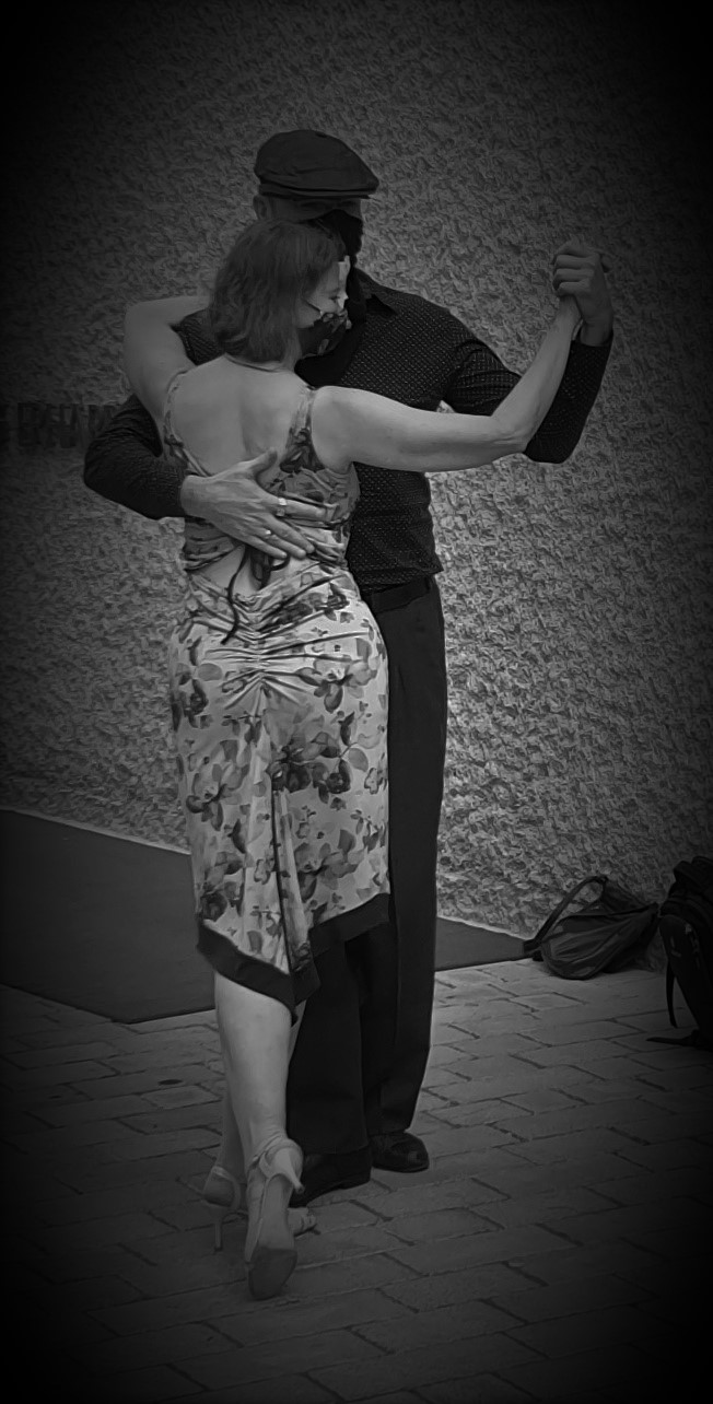 Ein Mann und eine Frau tanzen gemeinsam